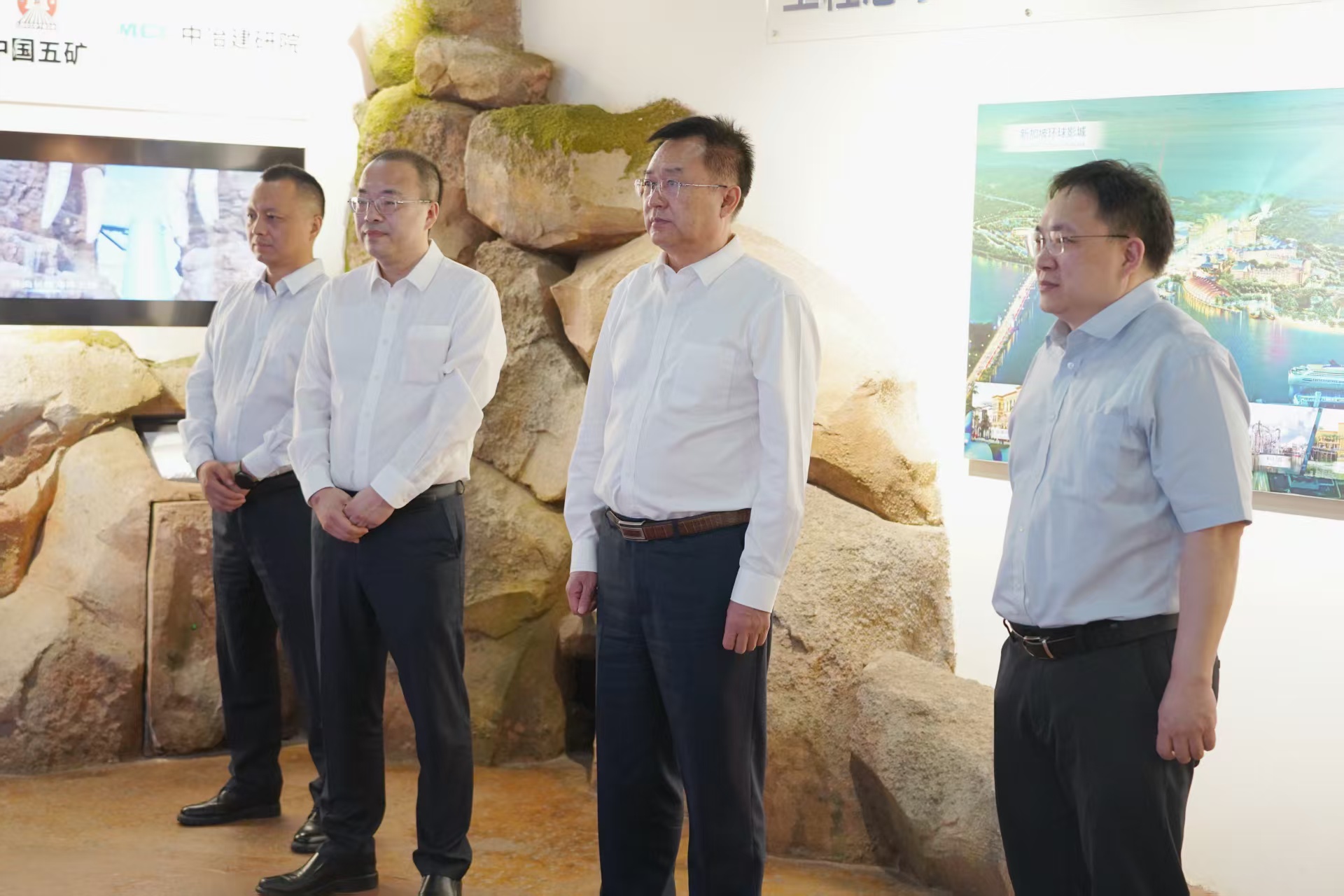 参观中冶建研院文旅展厅