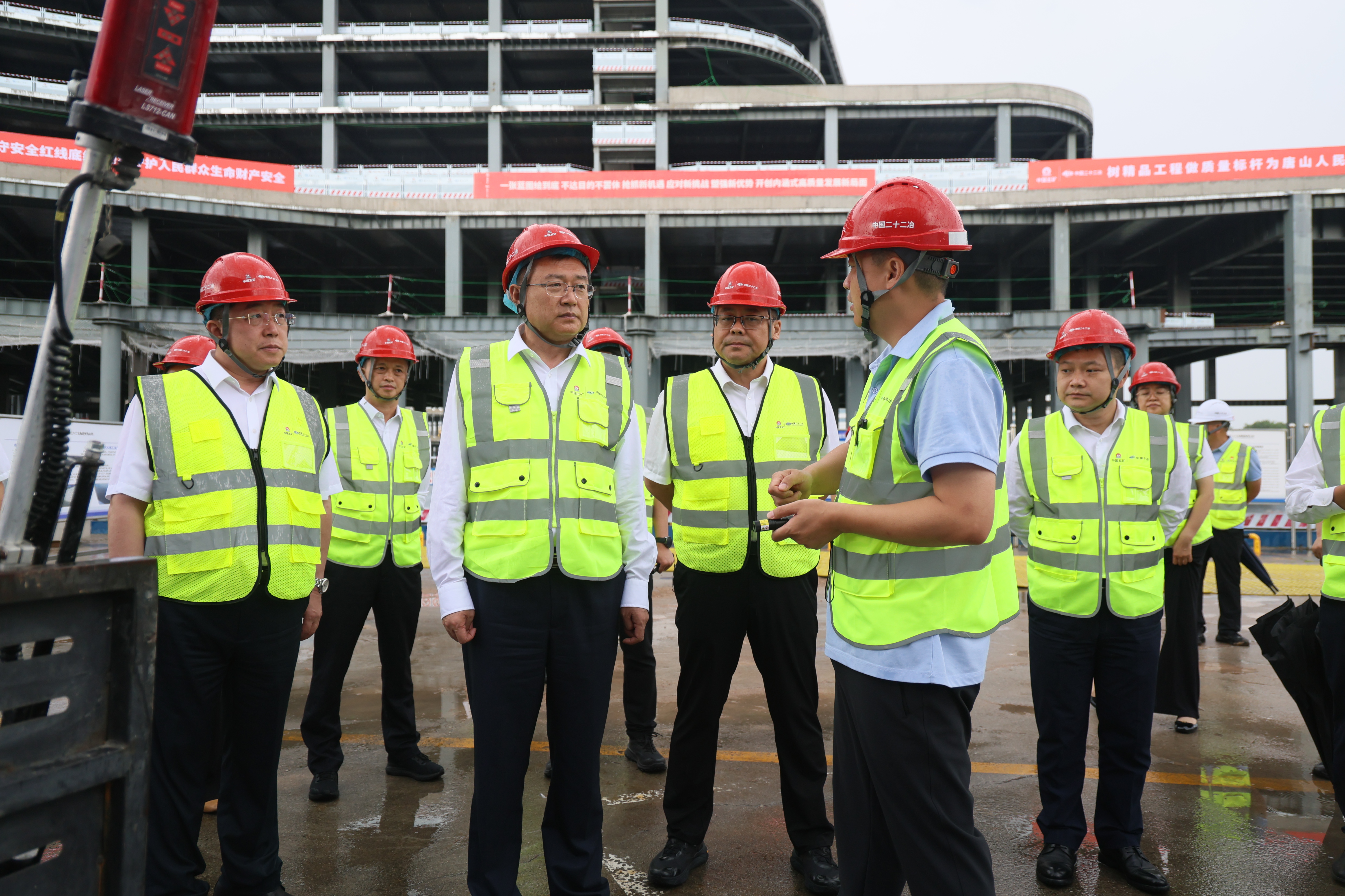 陈阳参观中国二十二冶唐山国家建筑示范基地